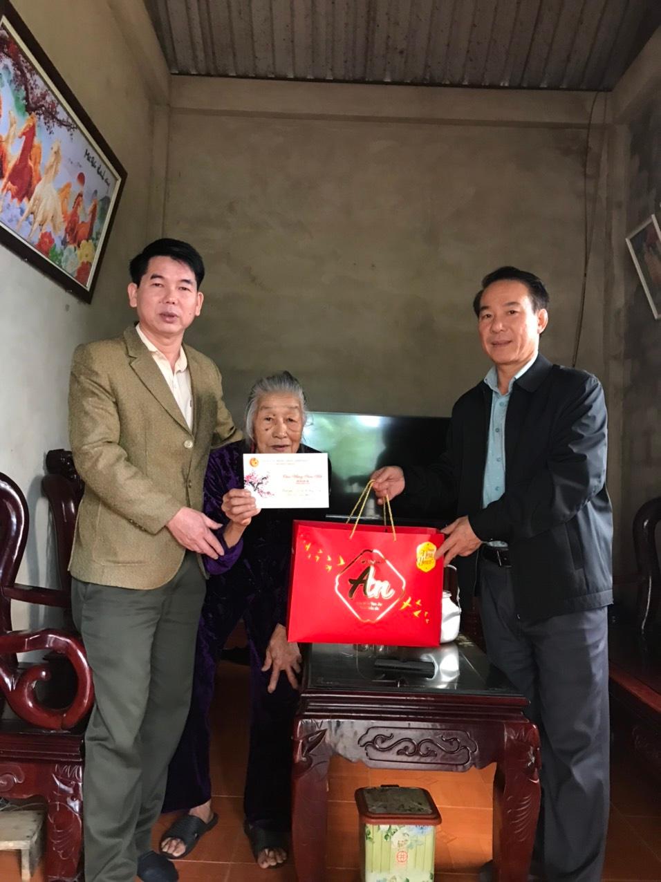 Đồng chí Trần Quang Thanh, UVTV, Trưởng Ban tổ chức Huyện ủy trao quà cho các đình chính sách, có công nhân dịp Tết Nguyên đán Giáp Thìn 2024